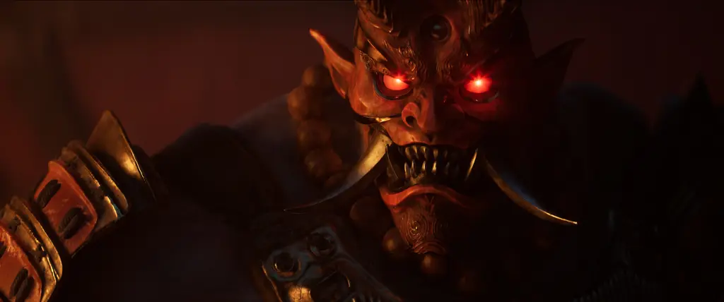 Primer plano de una máscara oni de ojos rojos encendidos.