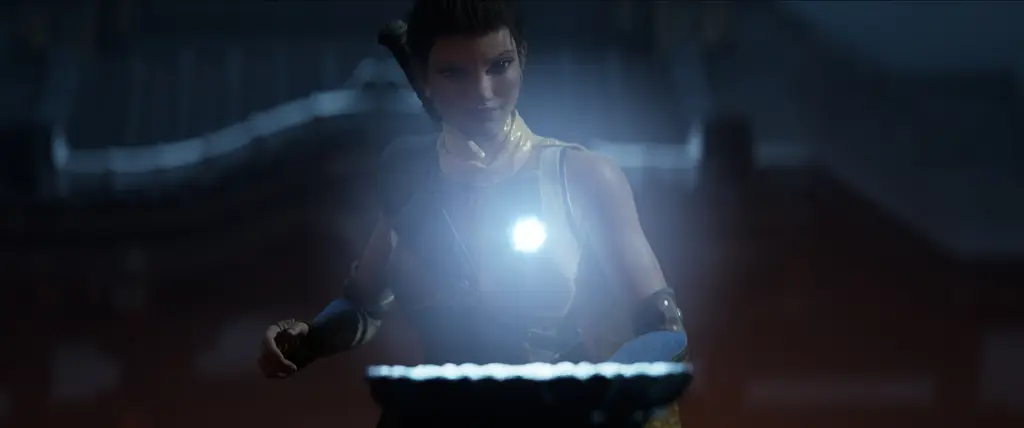 Personaje femenino iluminado por un orbe de luz que sostiene sobre un pedestal.