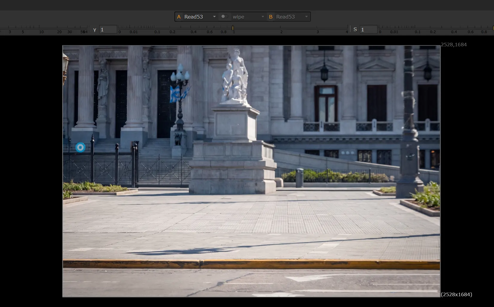 La plaza del Congreso de Buenos Aires con el monumento y la explanada vacías: el plate limpio que devolvió AI Clean Plate, sin la gente ni los autos del plate original.